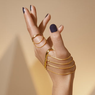 The VIV collection is composed of rings, hand rings, ear cuffs and necklaces, created with high quality recycled materials. Pieces that transmit the dance and movement of life through their dangling tubular chains.