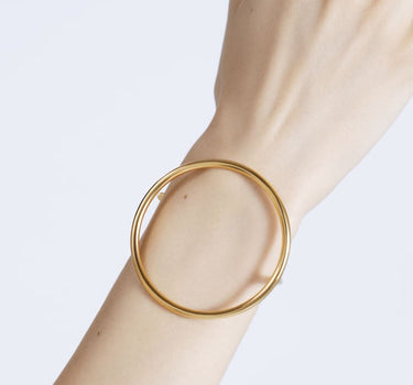 Brazalete de oro con círculo grande