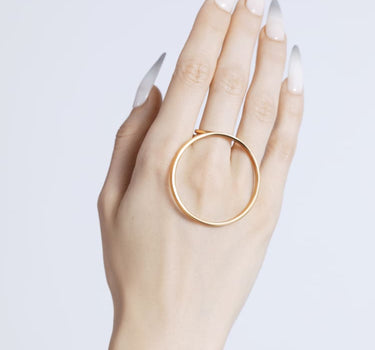 Anillo de oro con gran piedra redonda