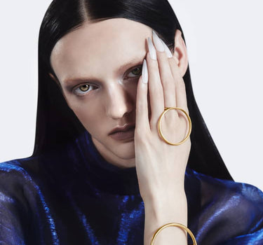 Brazalete de oro con círculo grande