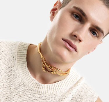 collar de forma orgánica de oro