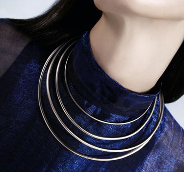 Gargantilla de plata en espiral