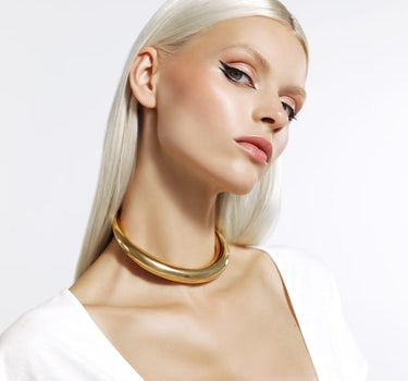 round minimalist choker necklace in gold