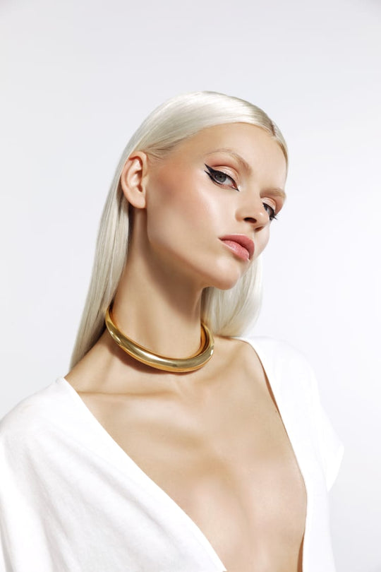 round minimalist choker necklace in gold