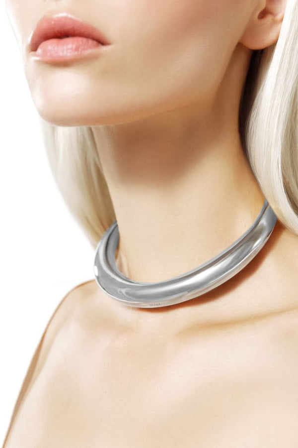 round minimalist choker necklace in silver