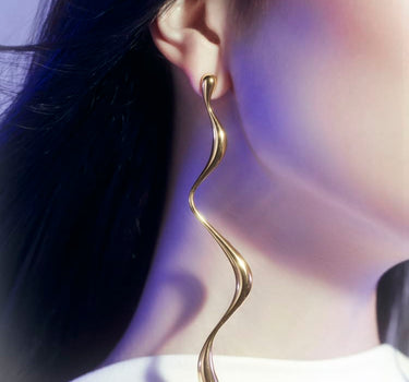 Dangle liquid earring in gold