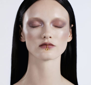 Joya labial con aro redondeado de oro