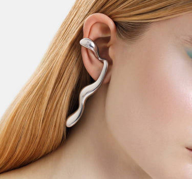 pendientes líquidos de plata que rodean las orejas