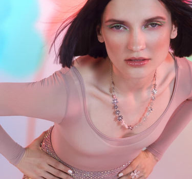 Gargantilla de plata con flor