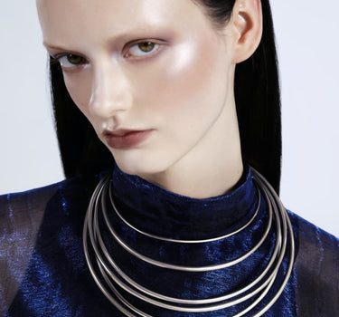 Gargantilla de plata gruesa en espiral