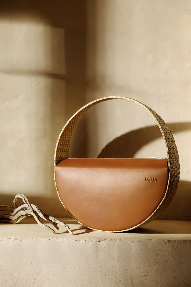 Bolso grande redondo de rafia