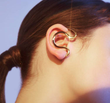 Ear cuff de serpiente dorado