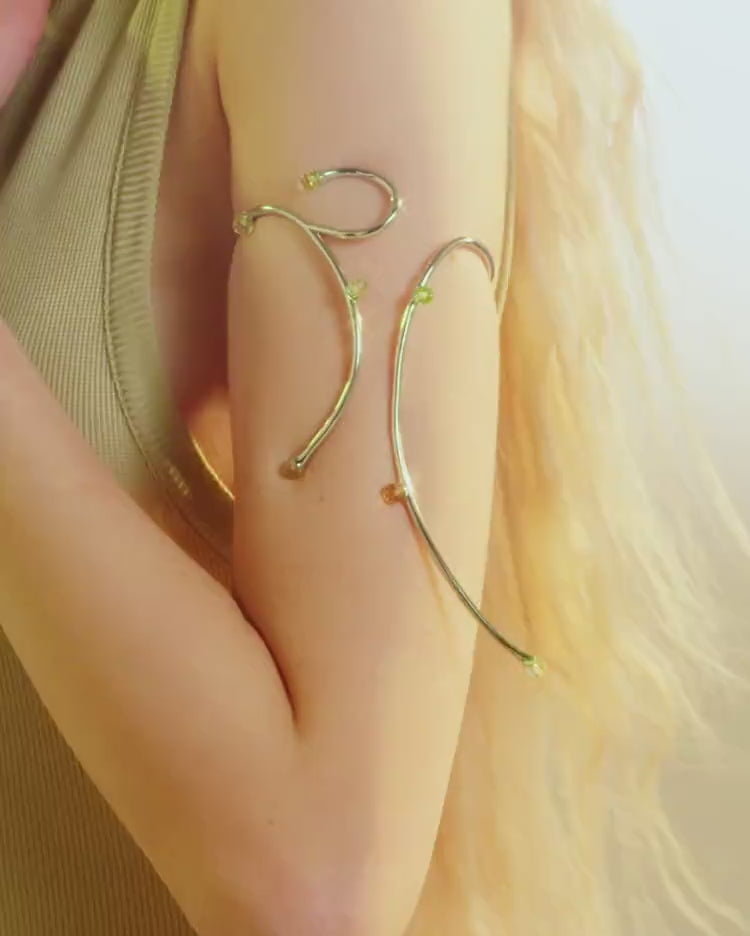 Brazalete de plata con cristales de topacio y ópalo