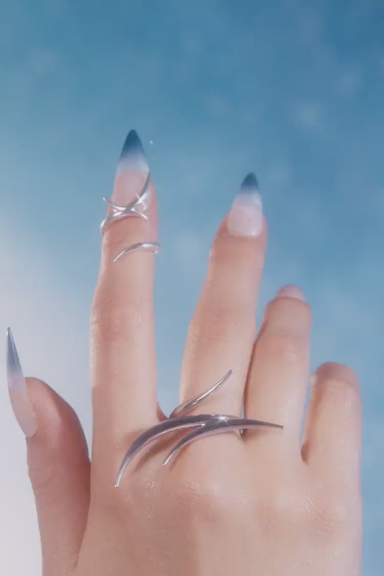Anillo largo de plata con pinchos