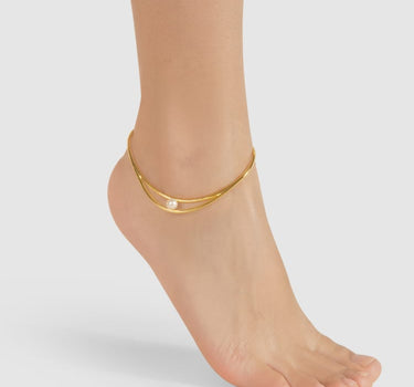 Gold ankle bracelet with pearl details 