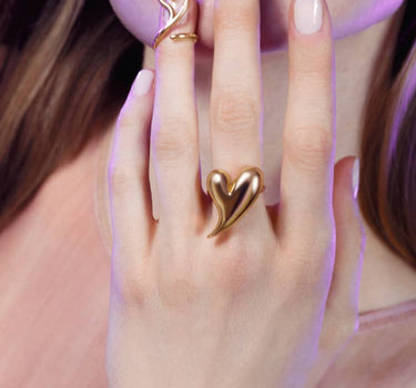 anillo de amor en forma de corazón en oro