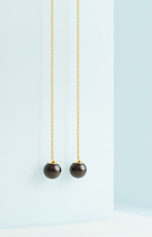 Long earrings in gold with black pearl stone